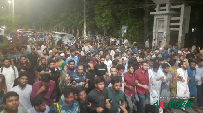 ছাত্রলীগ নিষিদ্ধ ঘোষণায় ঢাবি ক্যাম্পাসে শিক্ষার্থীদের আনন্দ মিছিল