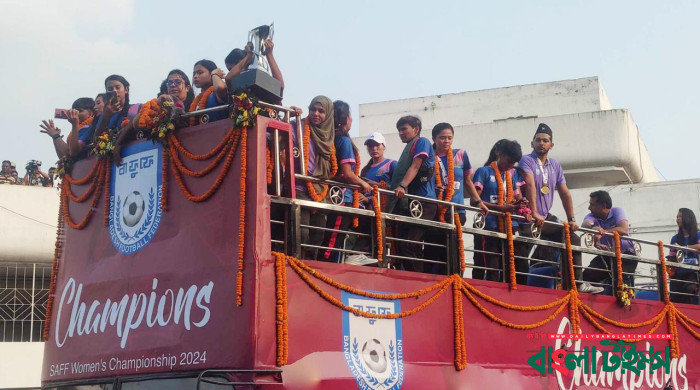 ছাদখোলা বাসে চড়ে বাফুফের পথে সাফ চ্যাম্পিয়নরা