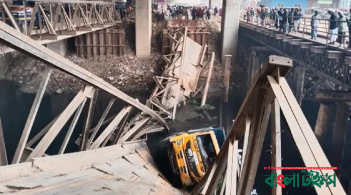 টঙ্গীতে বেইলি ব্রিজ ভেঙে ট্রাক নদীতে, বিকল্প পথে চলার অনুরোধ
