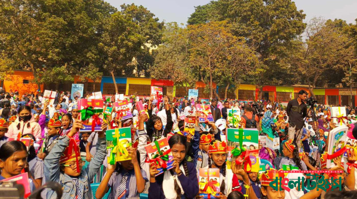 নতুন বইয়ের ঘ্রাণে উচ্ছ্বসিত শিক্ষার্থীরা