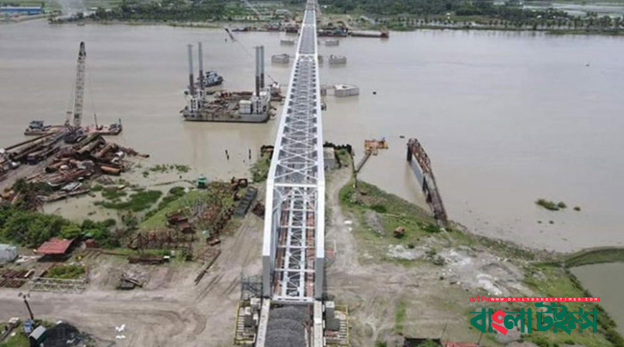 রেলসেতুর পিলারে ধাক্কা লেগে কার্গো জাহাজডুবি, নিখোঁজ ২