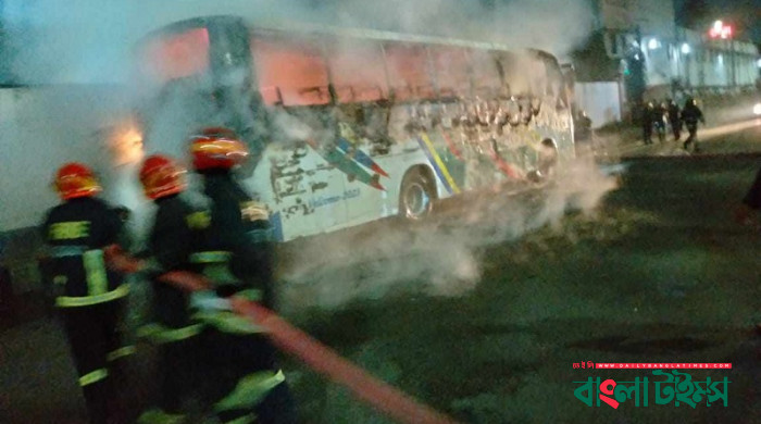 তেজগাঁওয়ে বাসে আগুন