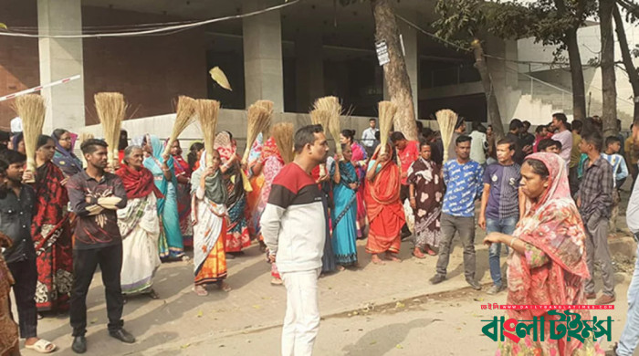 গ্রামীণ টেলিকমের সামনে ঝাড়ু হাতে বহিরাগতরা, প্রবেশ করতে দিচ্ছে না কাউকে