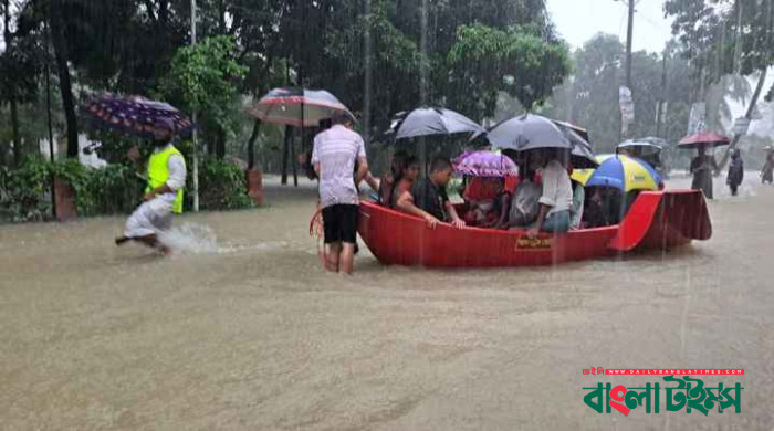 ভারত থেকে ঢুকছে পানি,একের পর এক ডুবছে গ্রাম