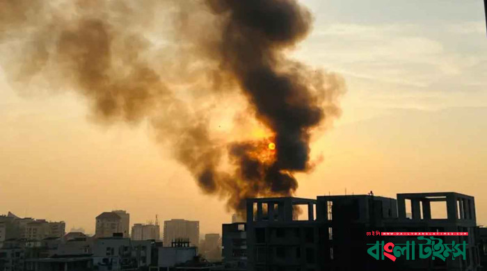 এক ঘণ্টার চেষ্টায় কড়াইল বস্তির আগুন নিয়ন্ত্রণে