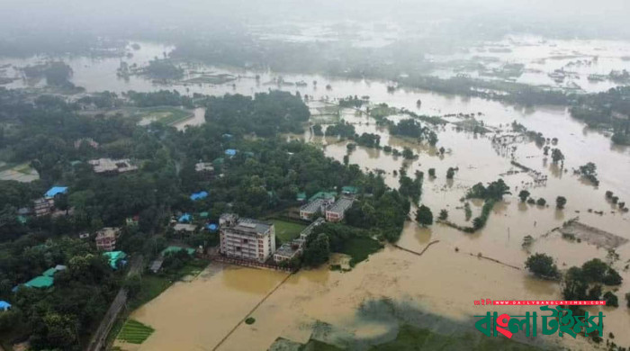 পানিতে ভাসছে জনপদ, বাঁচার আকুতি মানুষের