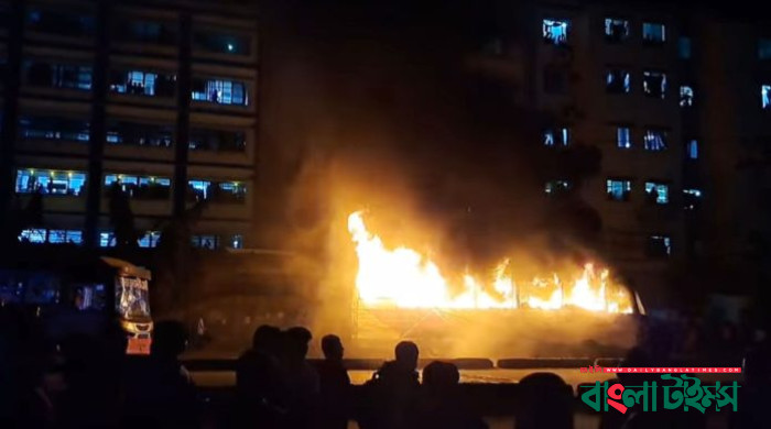 গাজীপুরে ৪ বাসে আগুন দিয়েছেন শ্রমিকরা