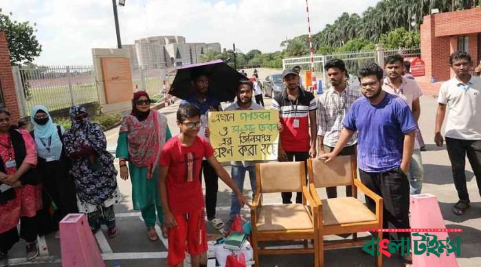 সংসদ ভবন ও গণভবনের জিনিস ফেরত দিচ্ছেন অনেকেই