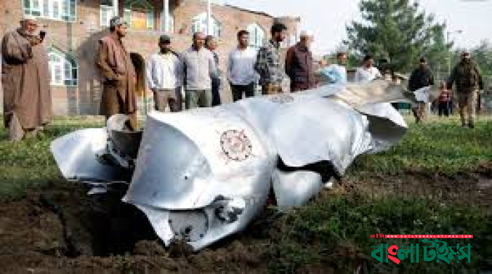 পাকিস্তানের পাল্টা হামলায় ভারতের ৩ যুদ্ধবিমান বিধ্বস্ত