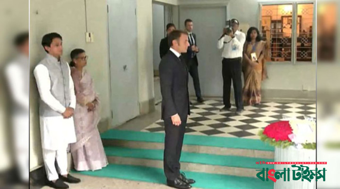 বঙ্গবন্ধুর প্রতিকৃতিতে ফ্রান্সের প্রেসিডেন্টের শ্রদ্ধা