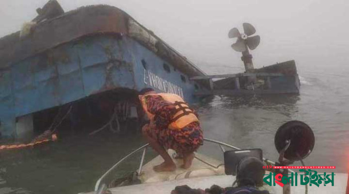 পদ্মায় যাত্রীসহ যানবাহন নিয়ে ডুবে গেছে ফেরি