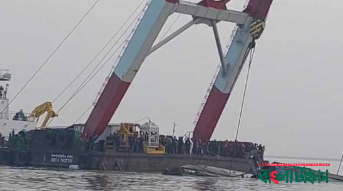 সাত দিন পর পদ্মায় ডুবে যাওয়া ফেরি ‘রজনীগন্ধা’ দৃশ্যমান