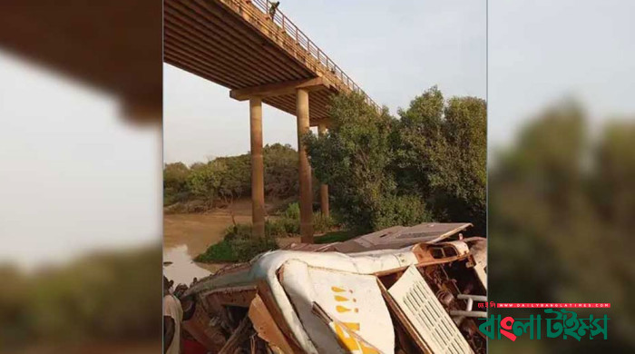 মালিতে সেতু থেকে বাস নদীতে পড়ে নিহত ৩১