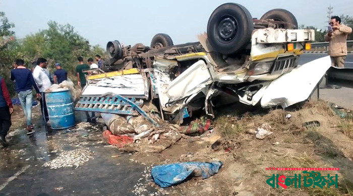 মাছবাহী পিকআপ উল্টে প্রাণ গেল ৪ জনের