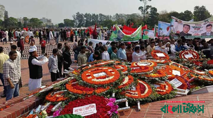 শ্রদ্ধার ফুলে ভরে উঠেছে স্মৃতিসৌধ