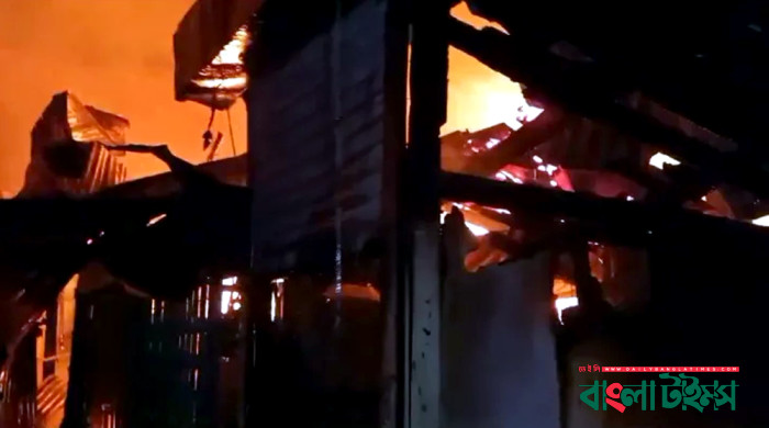 চৌমুহনী বাজারে ভয়াবহ আগুন, নিয়ন্ত্রণে ১২ ইউনিট
