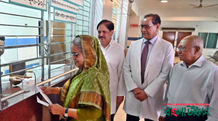 ১০ টাকা দিয়ে টিকিট কেটে চোখ দেখালেন প্রধানমন্ত্রী