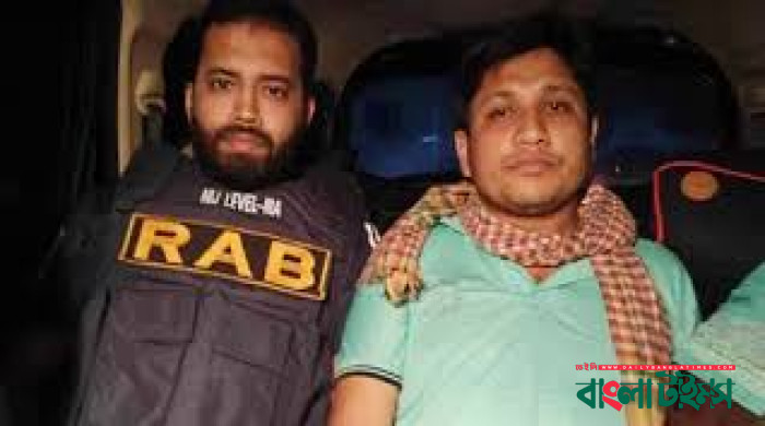 অপহৃত  ব্যাংক কর্মকর্তাকে উদ্ধার করছে র‍্যাব