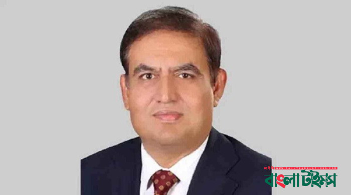 সাবেক সচিব ইসমাইল বিমানবন্দরে গ্রেপ্তার