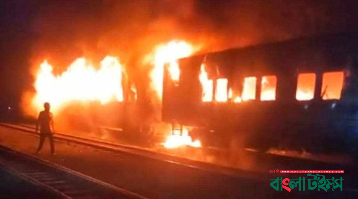 যমুনা এক্সপ্রেসের তিন বগিতে আগুন