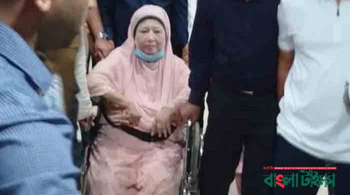 হাসপাতাল থেকে বাসায় ফিরলেন খালেদা জিয়া