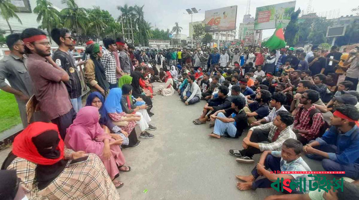 মুখে লাল কাপড় বেঁধে সারাদেশে প্রতিবাদ সমাবেশ