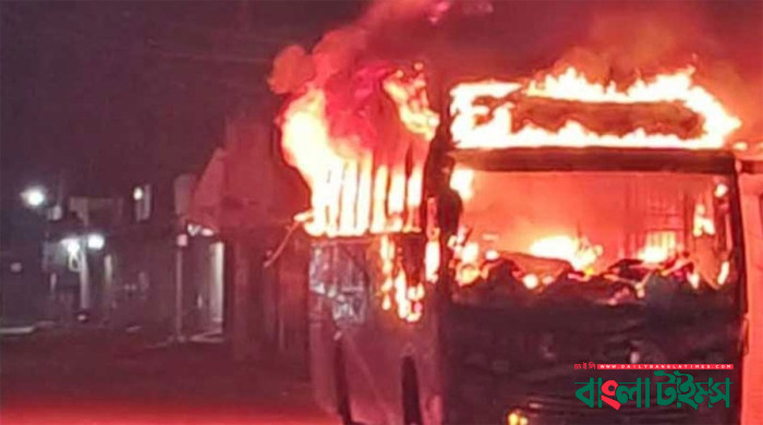 ময়মনসিংহে বাসে আগুন দিলো দুর্বৃত্তরা, চালকের মৃত্যু