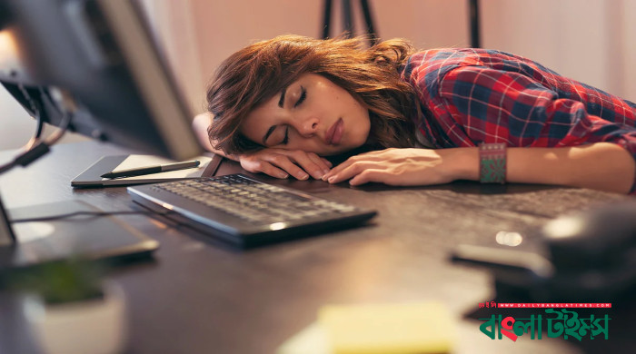 অফিসে কাজের ফাঁকে হালকা ঘুম জরুরি