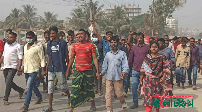 ফের সড়ক অবরোধ করে ব্যাটারিচালিত রিকশাচালকদের বিক্ষোভ
