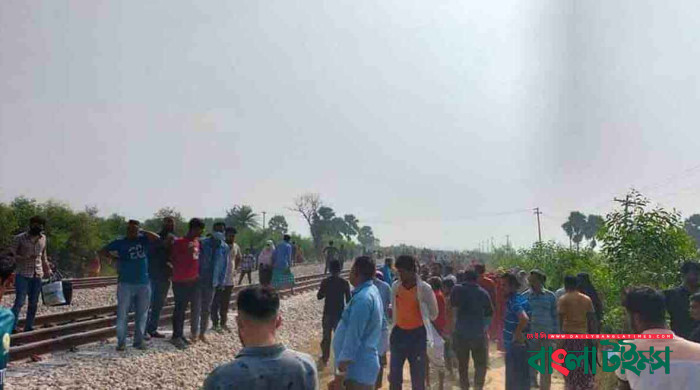 ট্রেনের ধাক্কায় অটোরিকশার ৫ যাত্রী নিহত