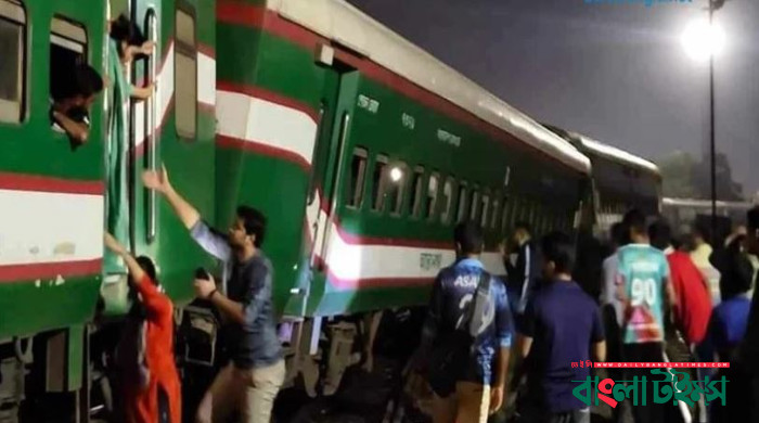 পঞ্চগড় এক্সপ্রেস লাইনচ্যুত, ট্রেন শিডিউল বিপর্যয়ে ভোগান্তি