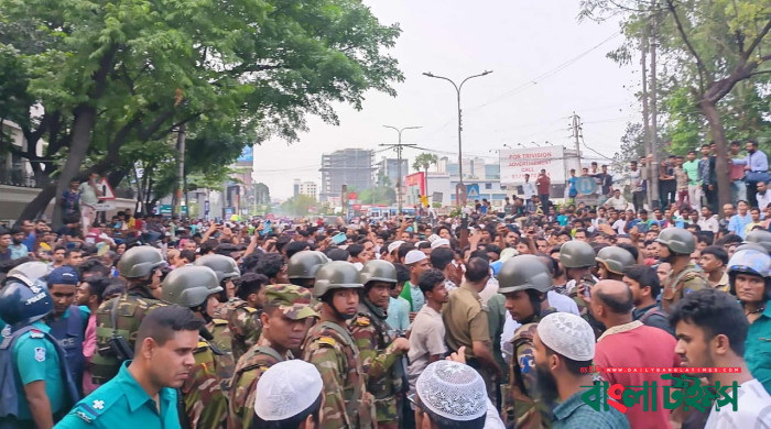 কোহিনূর কেমিক্যালের শ্রমিকদের রাস্তা অবরোধ