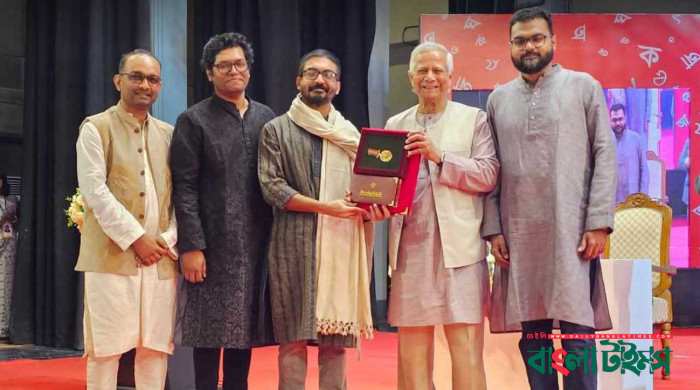 একুশে পদক তুলে দিলেন প্রধান উপদেষ্টা