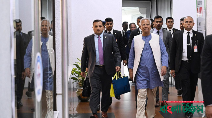 লন্ডন সফর শেষে দেশে ফিরলেন প্রধান উপদেষ্টা