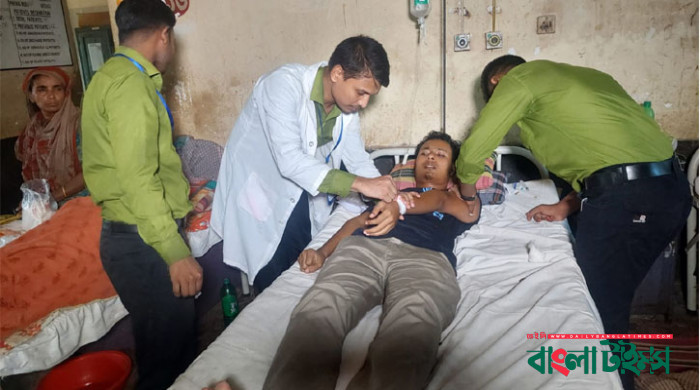 পাবিপ্রবিতে সাংবাদিককে বেধড়ক পেটালো ছাত্রলীগ নেতারা