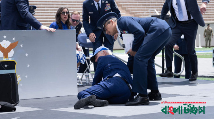 হোঁচট খেয়ে পড়ে গেলেন বাইডেন