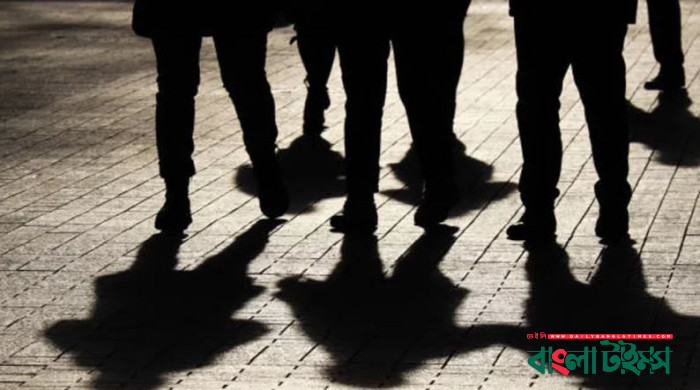 বিরোধী কর্মীদের বাসায় গিয়ে  পুলিশ-গোয়েন্দা পরিচয়ে চাঁদাবাজি