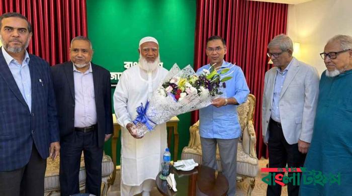 জামায়াত আমিরের বাসায় তারেক রহমান, ফুলেল শুভেচ্ছা