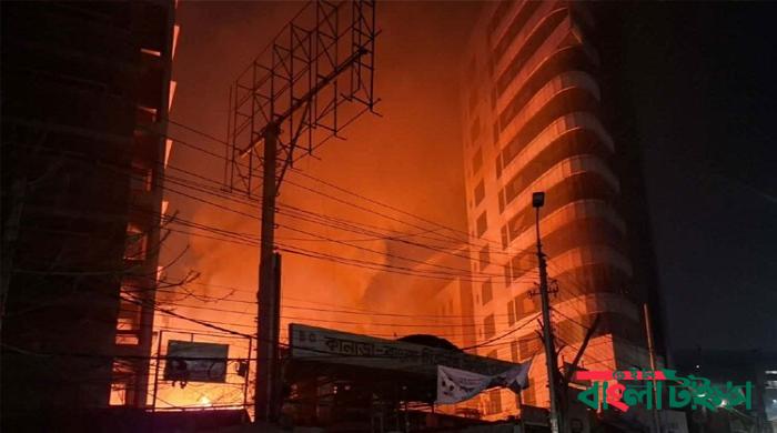 কারওয়ান বাজারে আগুন, নিয়ন্ত্রণে ফায়ার সার্ভিসের ১০ ইউনিট