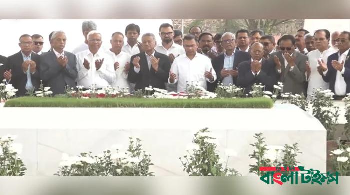 শহীদ জিয়া ও বেগম খালেদা জিয়ার সমাধিতে প্রধানমন্ত্রী ও মন্ত্রিসভার শ্রদ্ধা