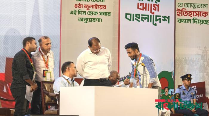 প্রধানমন্ত্রীকে কাছে পেয়ে আবেগাপ্লুত জুলাই শহীদের স্বজনেরা