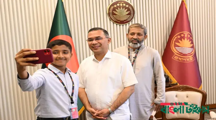 প্রধানমন্ত্রীর সঙ্গে ভুবন ভোলানো হাসিতে মন জয় করা তাহসিনের সাক্ষাৎ