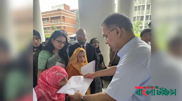 প্রতিবন্ধী ৩ ব্যক্তির হাতে নিয়োগপত্র তুলে দিলেন প্রধানমন্ত্রী