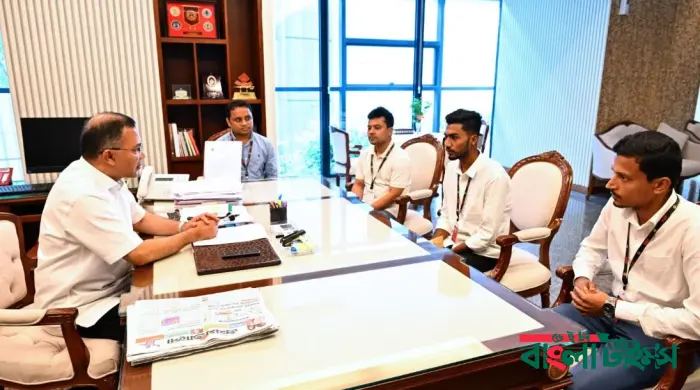 প্রধানমন্ত্রীর সঙ্গে অকুতোভয় জুলাই যোদ্ধা আজিজুর রহমানের সাক্ষাৎ