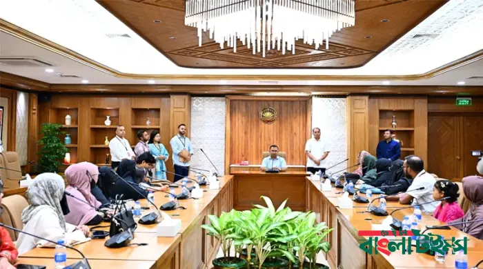 জুলাইয়ের শহীদ ও আহত ১০ ব্যক্তির পরিবারের সদস্যদের হাতে চাকরির নিয়োগপত্র তুলে দিয়েছেন প্রধানমন্ত্রী