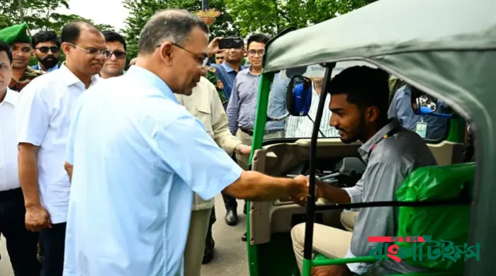 জুলাই যোদ্ধাদের রিকশা-অটোরিকশা উপহার প্রধানমন্ত্রীর