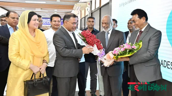 জাতিসংঘ সফর শেষে দেশে ফিরেছেন প্রধানমন্ত্রী