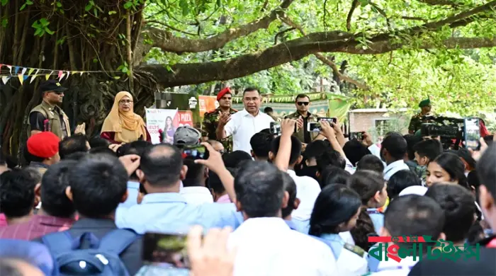 নিজ কলেজ প্রাঙ্গণে গেলেন প্রধানমন্ত্রী, শিক্ষার্থীদের দিলেন দেশ গড়ার বার্তা